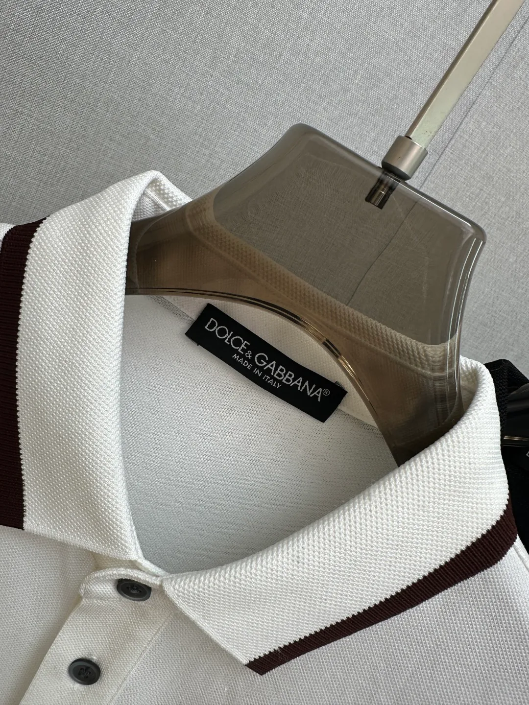 LP Spring and Summer New Arrival's first counter is the latest New Arrival lapel short-sleeved, refreshing and breathable. Premium customized design, avant-garde and fashionable! The brand logo is designed with heavy craftsmanship. It feels soft. It is comfortable to wear. It has exquisite counter-level stitching. It has fine workmanship. The upper body effect is incomparably handsome! A must-have item for a stylish man! Sizes:M-3XL